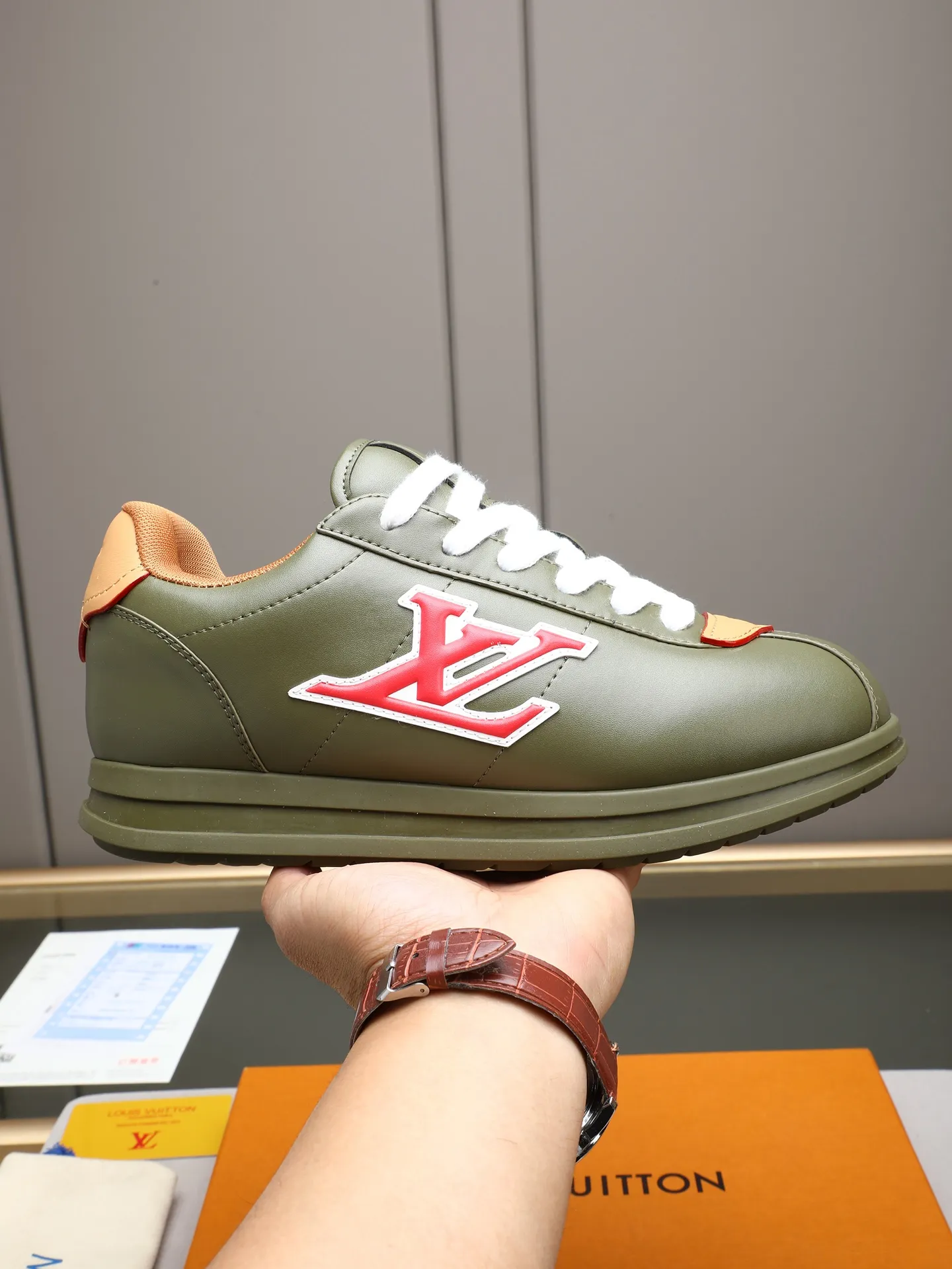 PP560 LV Louis Vuitton L Jialu Brand Runner Tatic Series Thick-soled Casual Sports Shoes Running Shoes Original purchase, development and production This LV Runner Tatic sports shoe combines technical materials such as mesh fabric and ribbons to interpret the inspiration of traditional mountaineering shoes. LV letters are written on one side, the lariat buckle of the quick lacing system is embellished with Monogram flowers and Louis Vuitton logos, and the light and wear-resistant rubber outsole completes the whole. ▪️Fabric: Original imported cowhide + mesh ▪️Inner lining: Original customized breathable mesh ▪️Sole: Original open-molded anti-slip rubber combination material ▪️Size: Men's 38-44 (customized for 45 and 46)